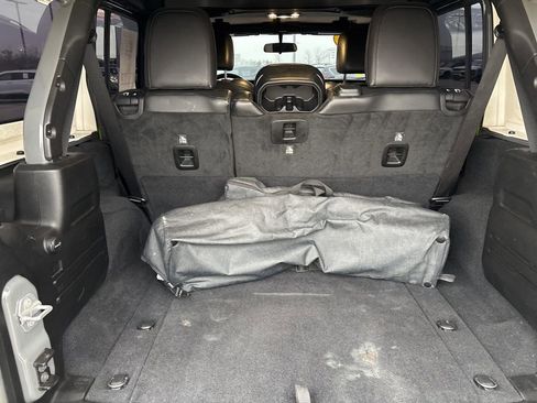 Used 2019 Jeep Wrangler Unlimited Sahara image 11