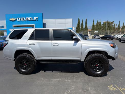 Used 2019 Toyota 4Runner TRD Off-Road image 9