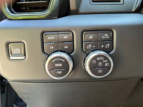 Used 2025 GMC Sierra 1500 AT4 w/ AT4 Preferred Package AWD/4WD image 27