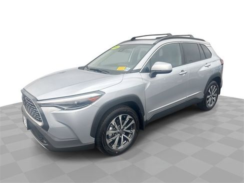 Used 2022 Toyota Corolla Cross XLE image 1