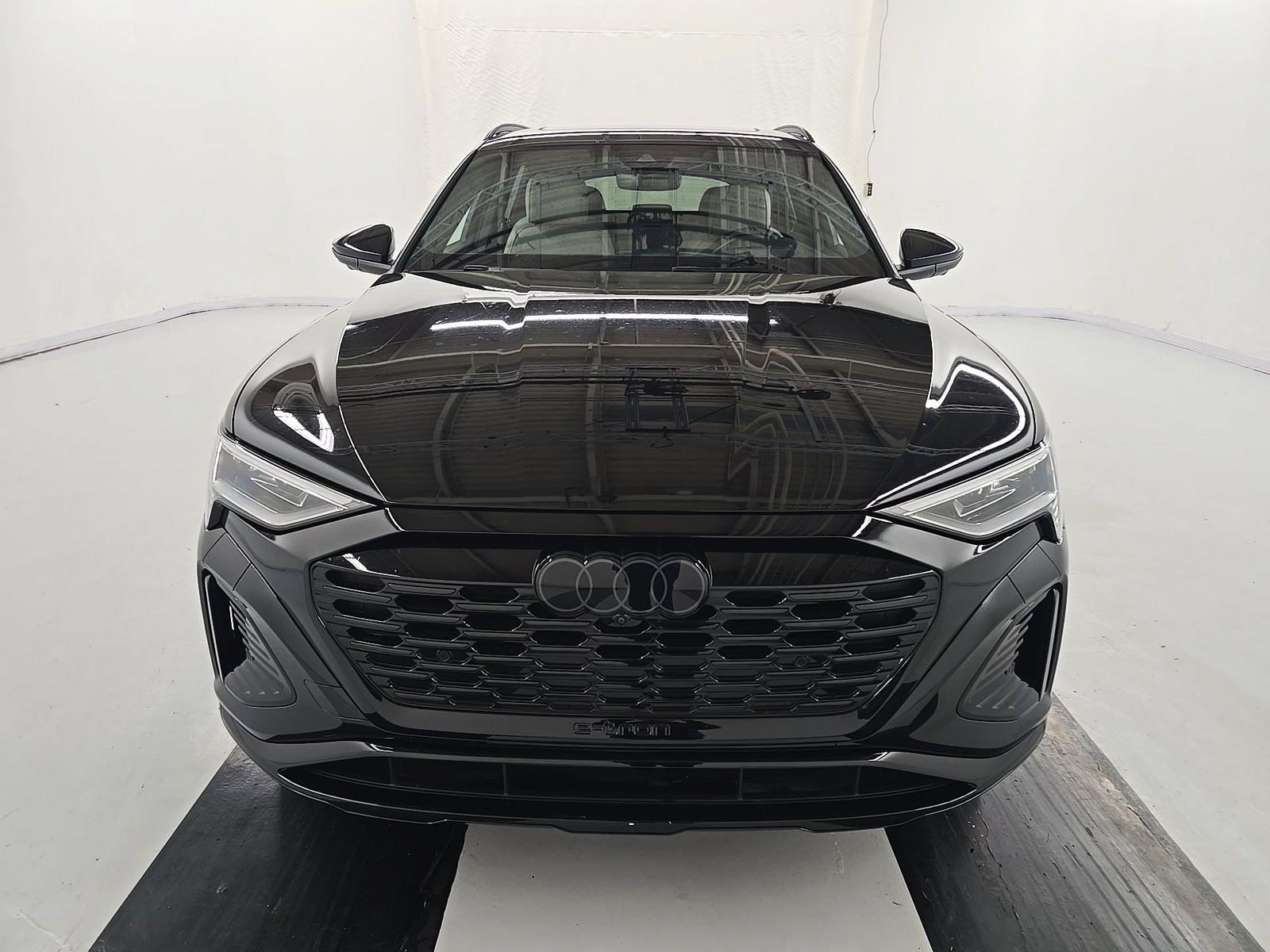 Used 2024 Audi Q8 e-tron Prestige w/ Prestige Package AWD/4WD image 2