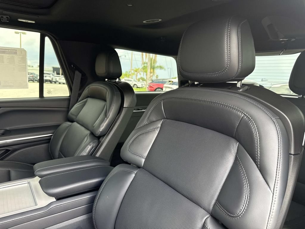 New 2026 Lincoln Navigator Reserve w/ Jet Appearance Package AWD/4WD image 15