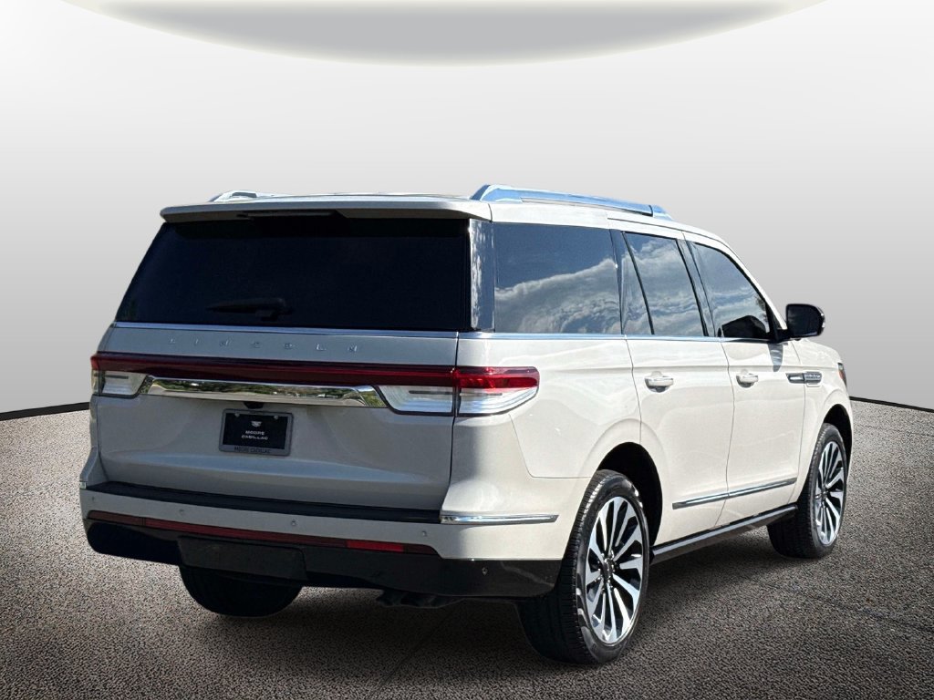 Used 2024 Lincoln Navigator Reserve AWD/4WD image 2