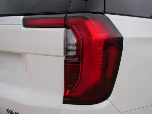 Used 2025 GMC Yukon Denali AWD/4WD image 9