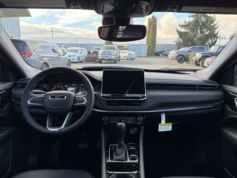 New 2026 Jeep Compass Latitude image 13