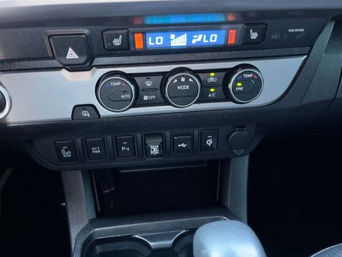 Used 2022 Toyota Tacoma Limited image 38