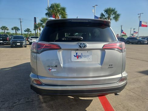 Used 2018 Toyota RAV4 LE w/ Carpet Mat Package AWD/4WD image 5