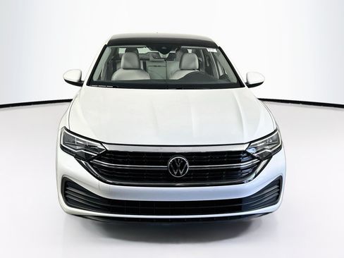 Used 2023 Volkswagen Jetta SE FWD image 2