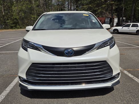 Used 2021 Toyota Sienna XLE image 2