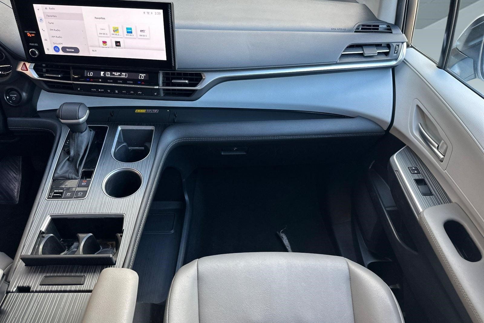 Used 2026 Toyota Sienna XLE FWD image 30