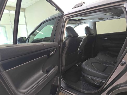Used 2023 Toyota Highlander XLE AWD/4WD image 24