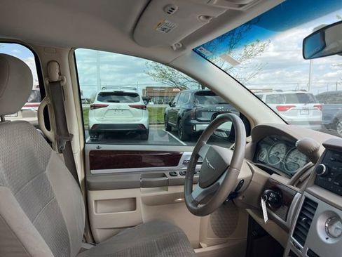 Used 2009 Chrysler Town & Country Touring image 29