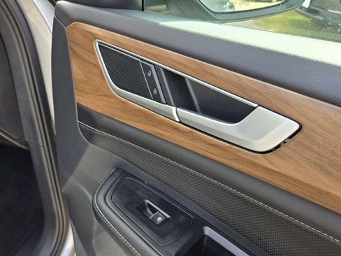 Used 2025 Volkswagen Atlas SE image 27