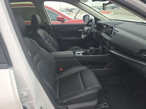 Certified 2025 Nissan Rogue SV image 12