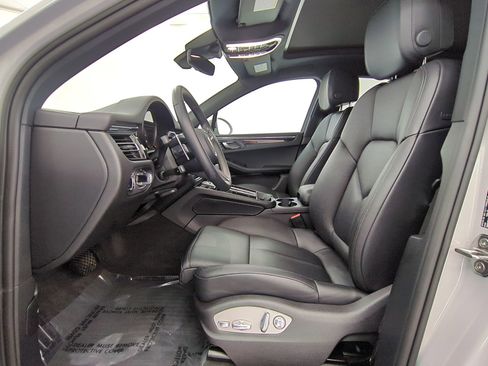 Certified 2026 Porsche Macan AWD/4WD image 5