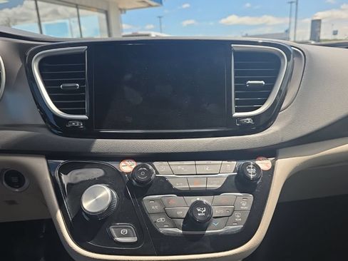 Used 2024 Chrysler Pacifica Touring-L FWD image 28