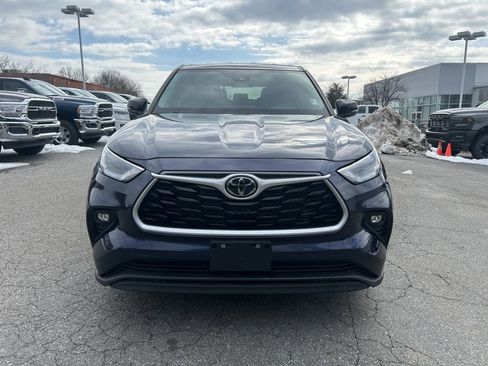 Used 2023 Toyota Highlander LE image 3