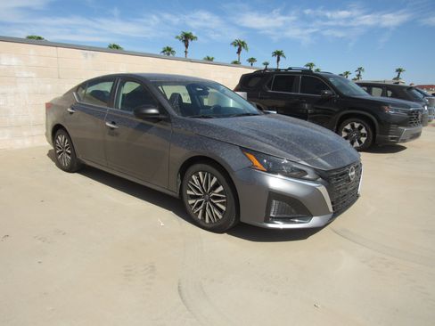Used 2024 Nissan Altima 2.5 SV FWD image 2
