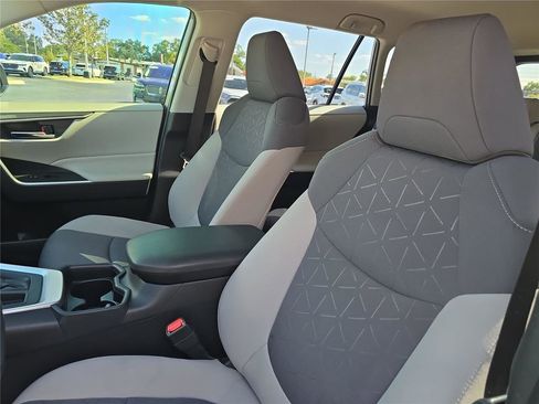 Used 2021 Toyota RAV4 XLE FWD image 16