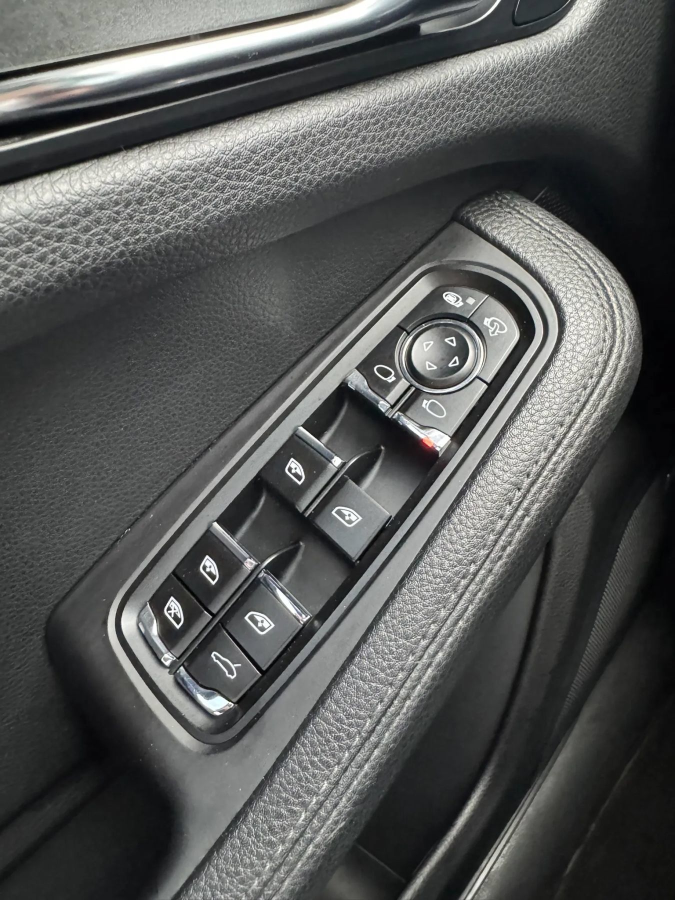 Used 2018 Porsche Macan AWD/4WD image 35