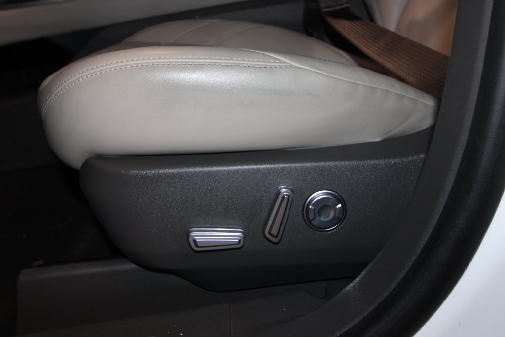 Used 2024 Lincoln Nautilus Premier AWD/4WD image 9