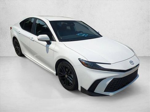 Used 2025 Toyota Camry SE FWD image 3