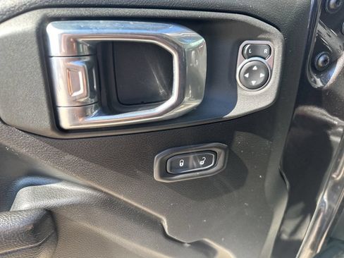 Used 2022 Jeep Wrangler Unlimited Rubicon w/ LED Lighting Group AWD/4WD image 8