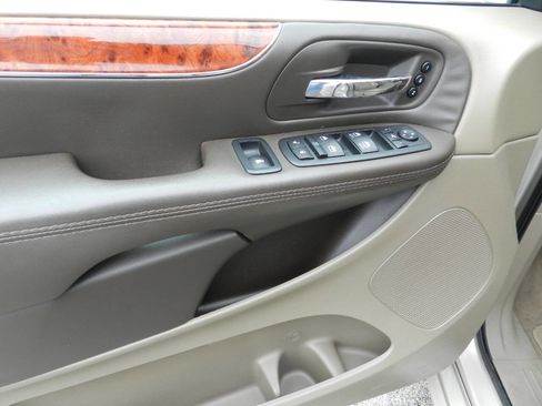 Used 2014 Chrysler Town & Country Limited w/ Luxury Group image 17
