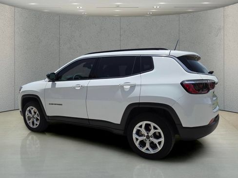 Used 2025 Jeep Compass Latitude AWD/4WD image 8