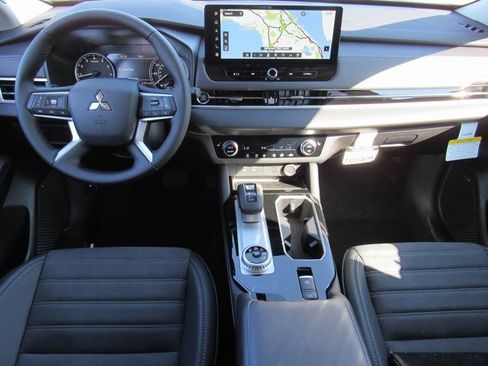 New 2025 Mitsubishi Outlander SE image 9