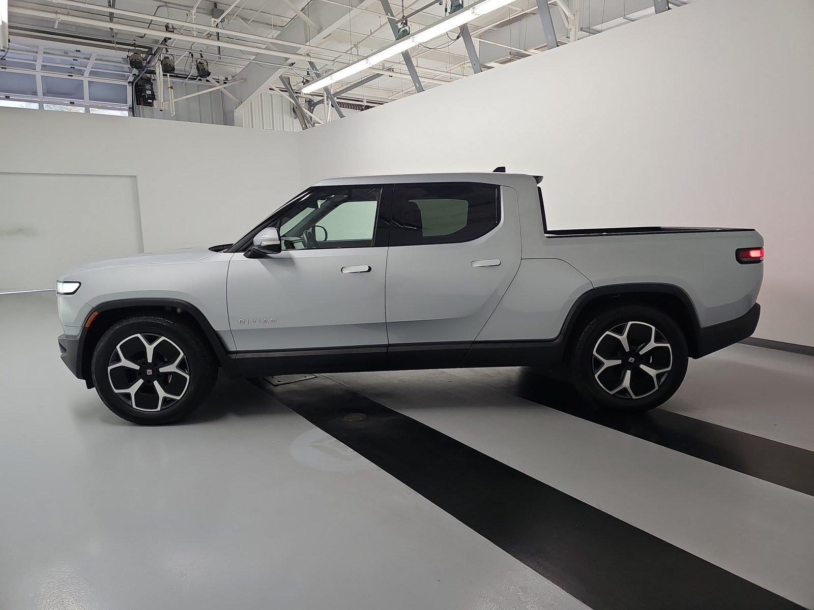 Used 2024 Rivian R1T Adventure Dual AWD/4WD image 2