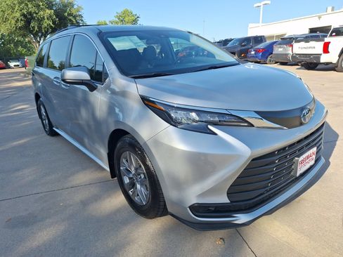 Used 2024 Toyota Sienna LE FWD image 8