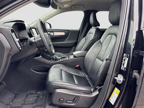 Used 2022 Volvo XC40 T5 Momentum image 21