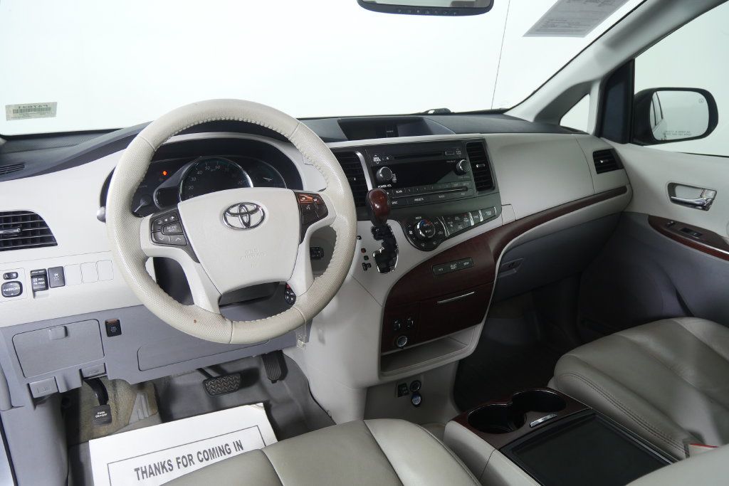 Used 2013 Toyota Sienna XLE FWD image 17