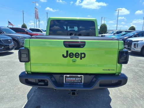 Used 2025 Jeep Gladiator Sport AWD/4WD image 6