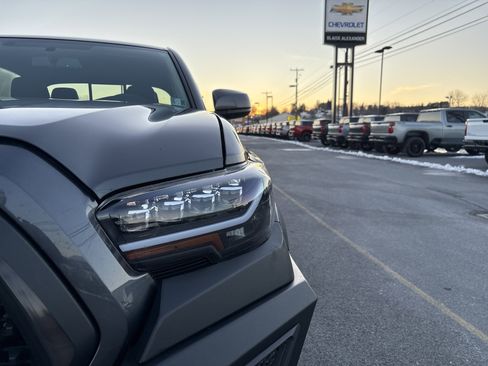Used 2017 Toyota Tacoma SR5 image 11