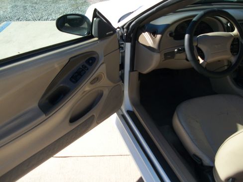 Used 2004 Ford Mustang Deluxe Convertible image 2