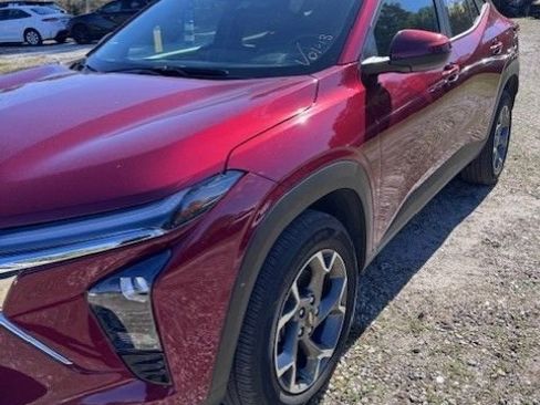 Used 2025 Chevrolet Trax LT w/ LT Convenience Package image 4