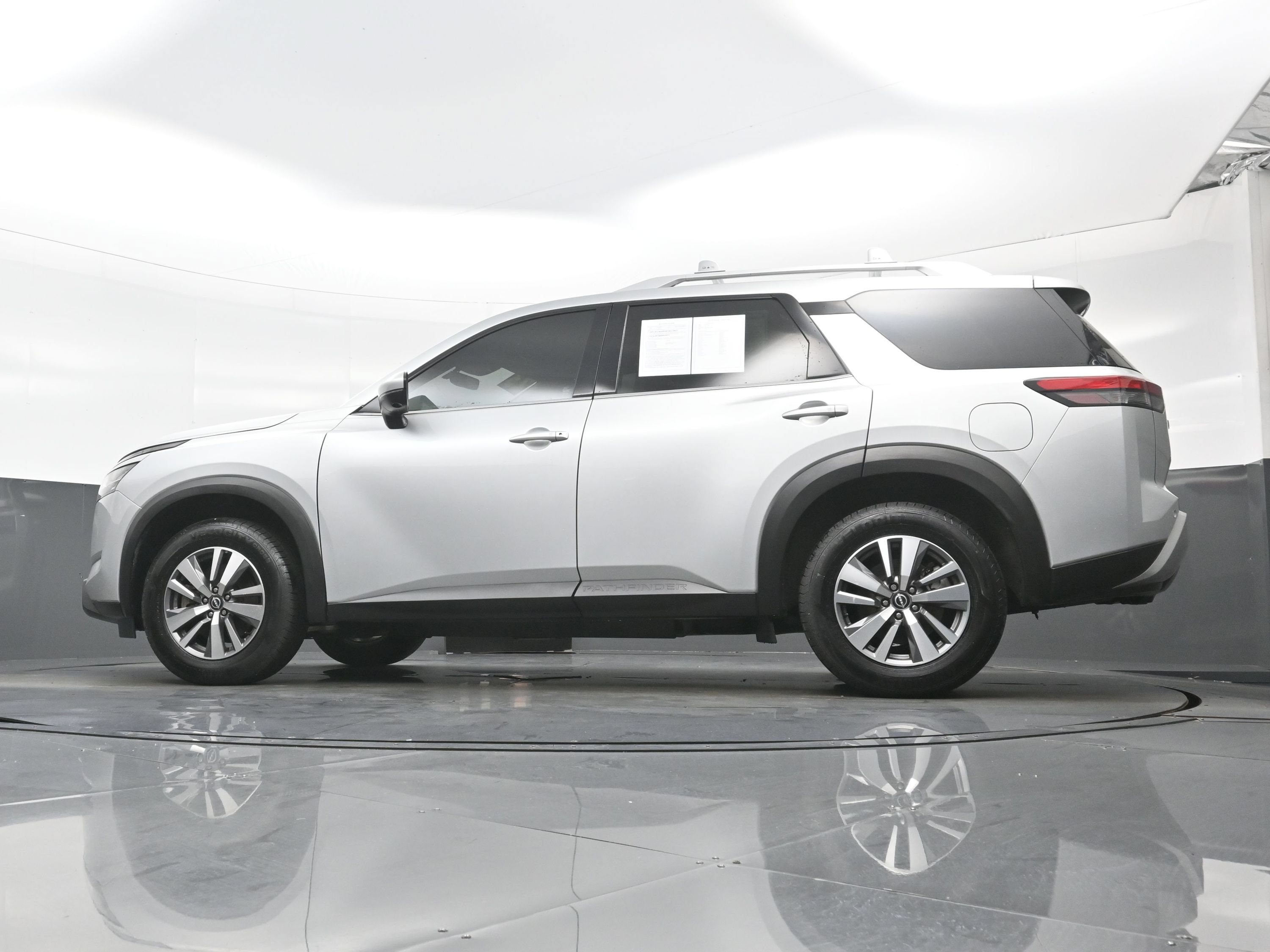 Used 2023 Nissan Pathfinder SL AWD/4WD image 29