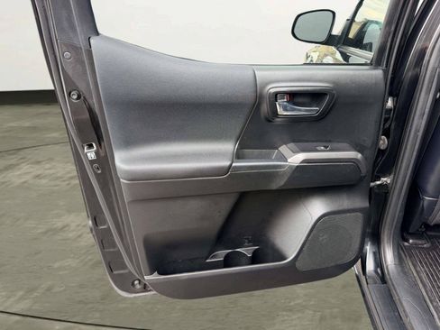 Used 2019 Toyota Tacoma TRD Off-Road AWD/4WD image 25