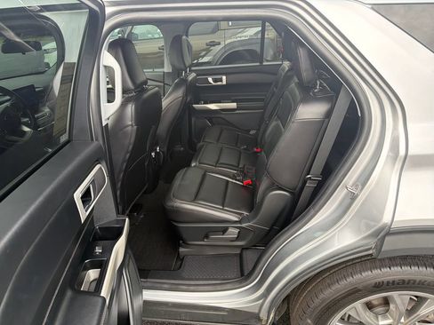 Used 2022 Ford Explorer XLT w/ Equipment Group 202A RWD image 12