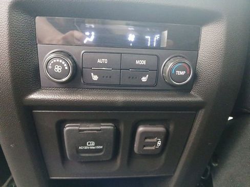 Used 2023 Chevrolet Traverse Premier image 28