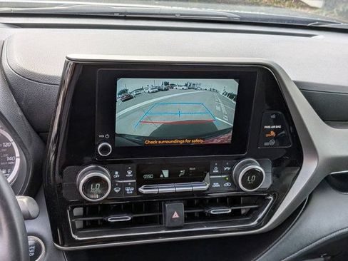 Used 2025 Toyota Highlander LE FWD image 21