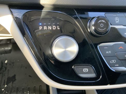 Used 2022 Chrysler Pacifica Touring-L image 47