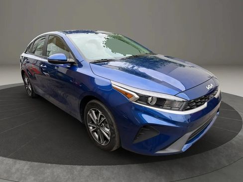Used 2023 Kia Forte LXS w/ LXS Technology Package FWD image 3