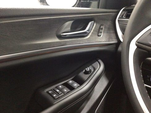 Used 2024 Jeep Grand Cherokee Limited w/ Black Appearance Package image 16