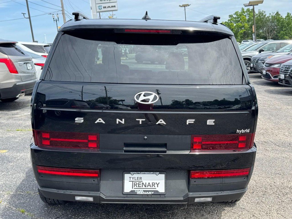 Used 2025 Hyundai Santa Fe SEL FWD image 4