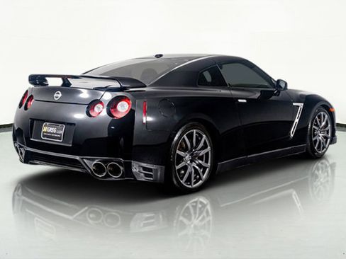 Used 2015 Nissan GT-R Premium image 9