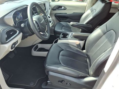 Used 2024 Chrysler Pacifica Limited FWD image 11