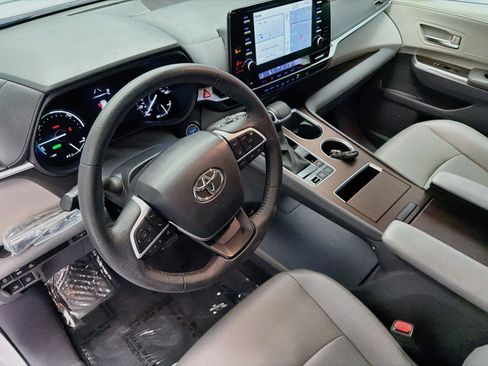 Used 2024 Toyota Sienna XLE w/ XLE Plus Package FWD image 7